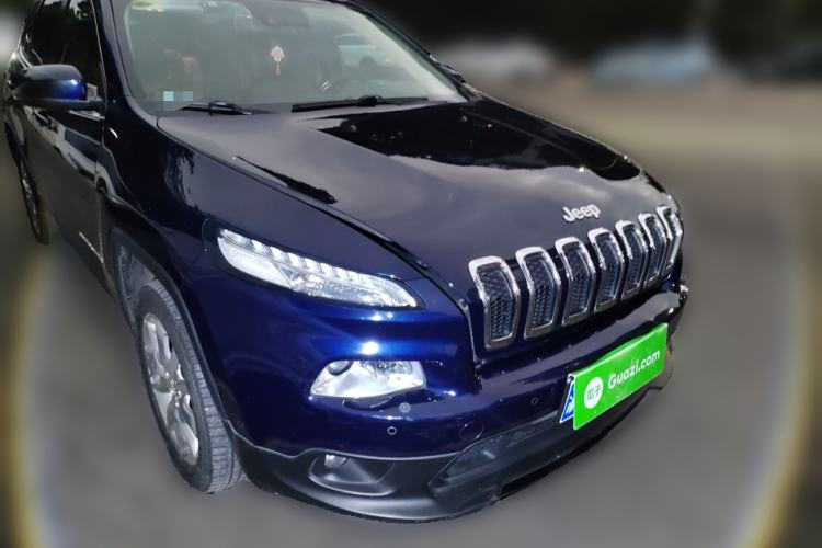 Used Jeep Cherokee 2014 2.4L Luxury Edition Front Right 45 Deg