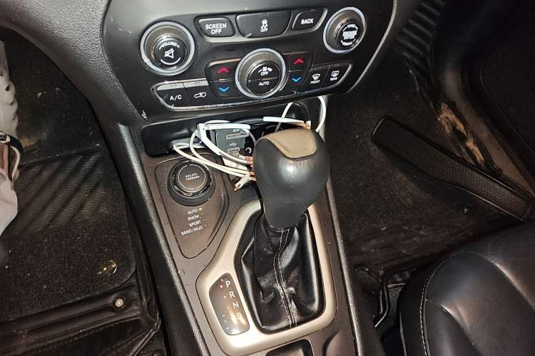 Used Jeep Cherokee 2014 2.4L Luxury Edition Gear Lever