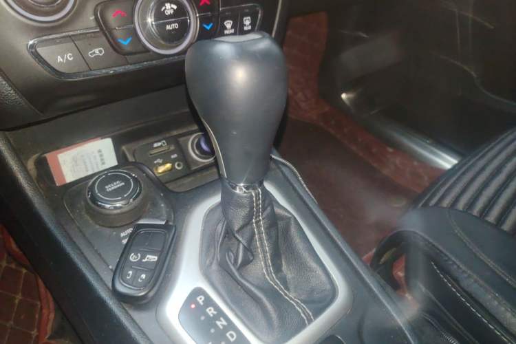 Used Jeep Cherokee 2014 2.4L Urban Edition Gear Lever