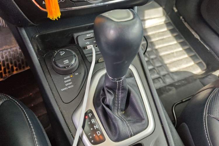 Used Jeep Cherokee 2014 2.4L Elite Edition Gear Lever