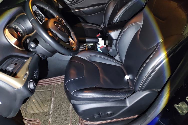 Used Jeep Cherokee 2014 2.4L Luxury Edition Left Front Seat