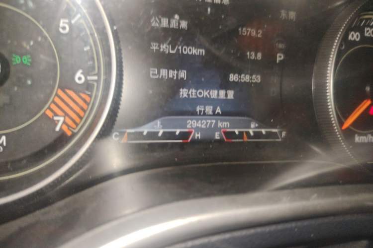 Used Jeep Cherokee 2014 2.4L Urban Edition Odometer Close Up