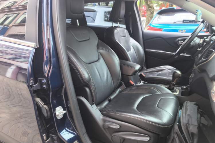 Used Jeep Cherokee 2014 2.4L Urban Edition Right Front Seat