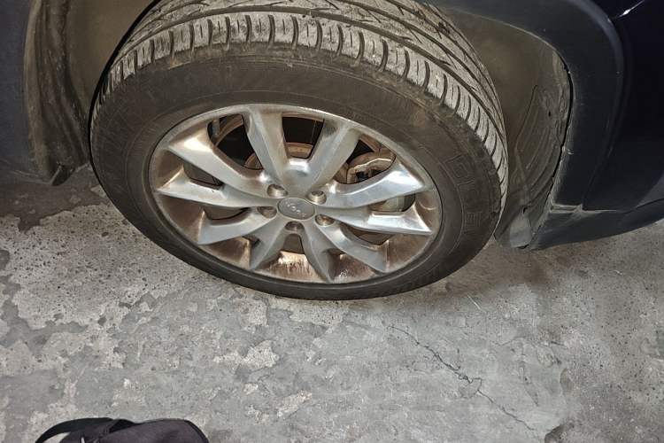 Used Jeep Cherokee 2014 2.4L Luxury Edition Right Front Wheel Hub