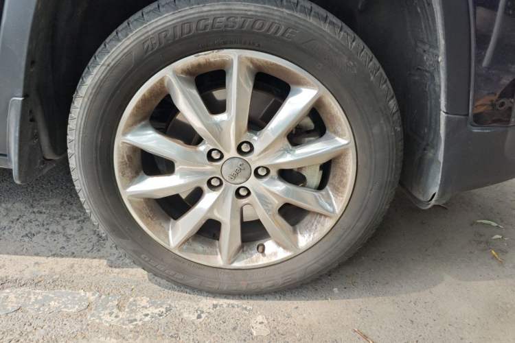 Used Jeep Cherokee 2014 2.4L Elite Edition Right Front Wheel Hub