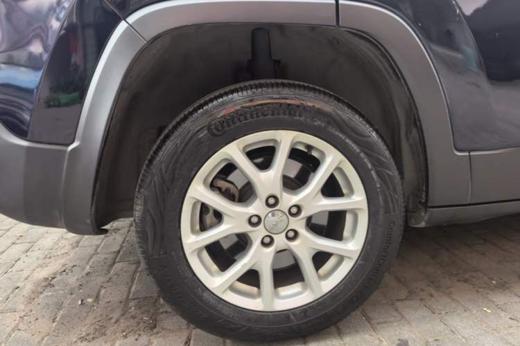 Used Jeep Cherokee 2014 2.4L Urban Edition Right Rear Wheel Hub