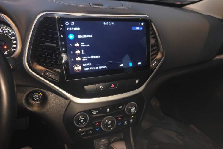 Used Jeep Cherokee 2014 2.4L Luxury Edition Audio And AC Panel