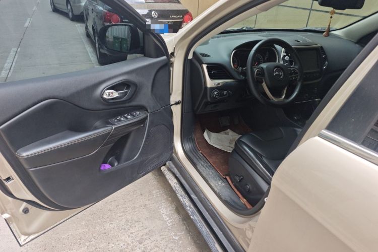 Used Jeep Cherokee 2014 2.4L Luxury Edition Driver Seat