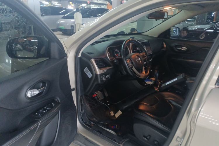 Used Jeep Cherokee 2014 2.4L Urban Edition Driver Seat