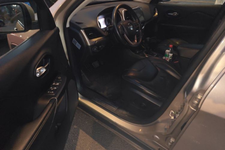 Used Jeep Cherokee 2014 2.4L Luxury Edition Driver Seat
