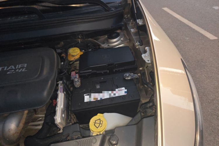 Used Jeep Cherokee 2014 2.4L Luxury Edition Engine Bay Left