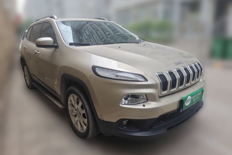 Used Jeep Cherokee 2014 2.4L Luxury Edition Front Right 45 Deg