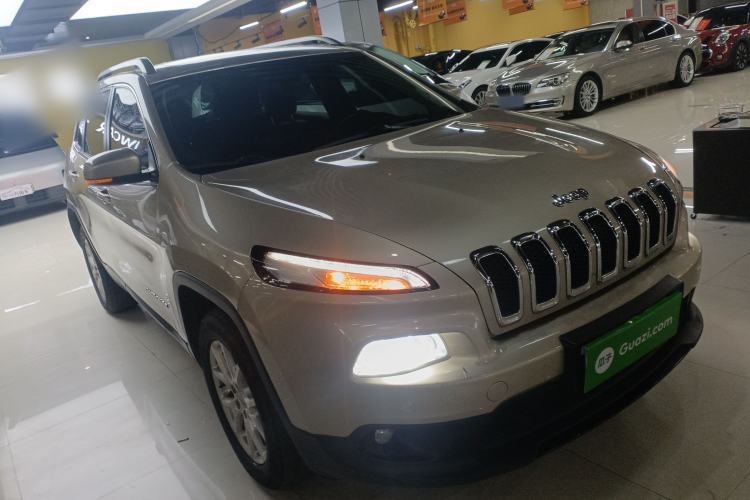 Used Jeep Cherokee 2014 2.4L Urban Edition Front Right 45 Deg