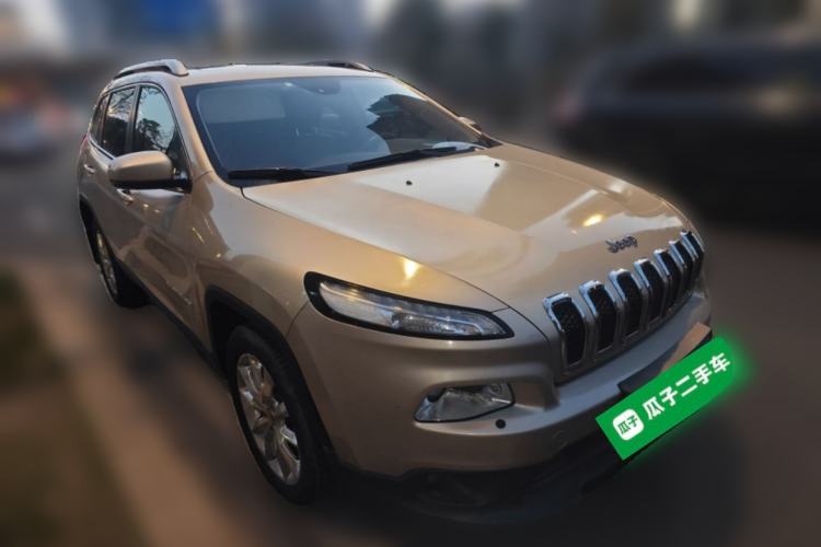 Used Jeep Cherokee 2014 2.4L Luxury Edition Front Right 45 Deg