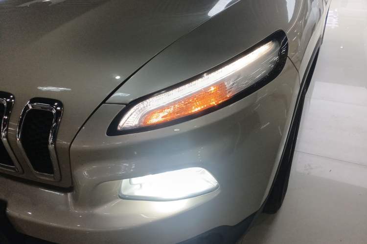 Used Jeep Cherokee 2014 2.4L Urban Edition Left Front Headlight