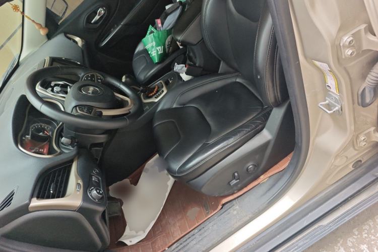 Used Jeep Cherokee 2014 2.4L Luxury Edition Left Front Seat