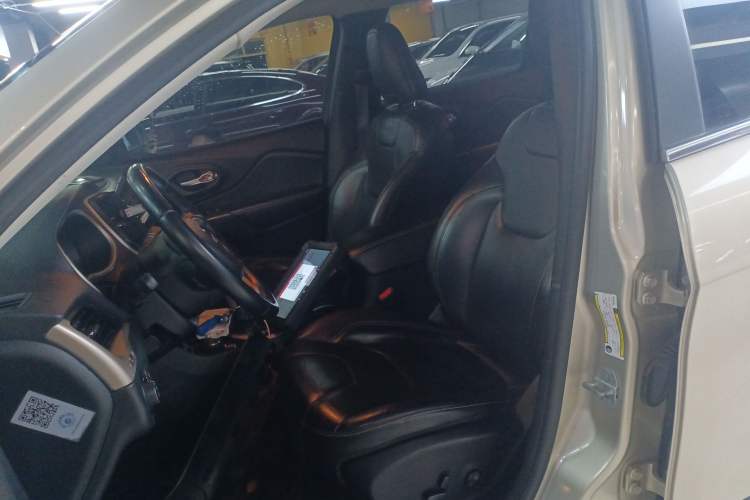 Used Jeep Cherokee 2014 2.4L Urban Edition Left Front Seat