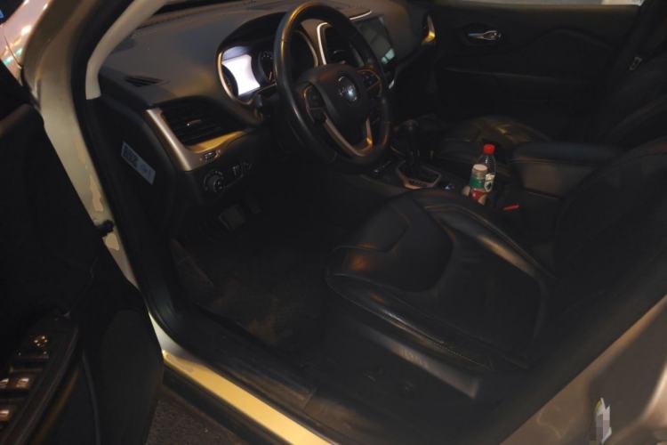 Used Jeep Cherokee 2014 2.4L Luxury Edition Left Front Seat