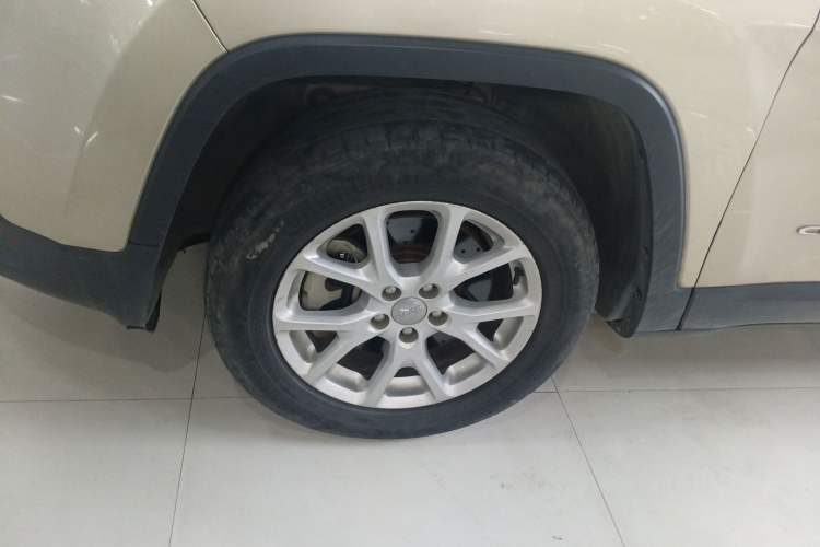 Used Jeep Cherokee 2014 2.4L Urban Edition Left Front Wheel Hub