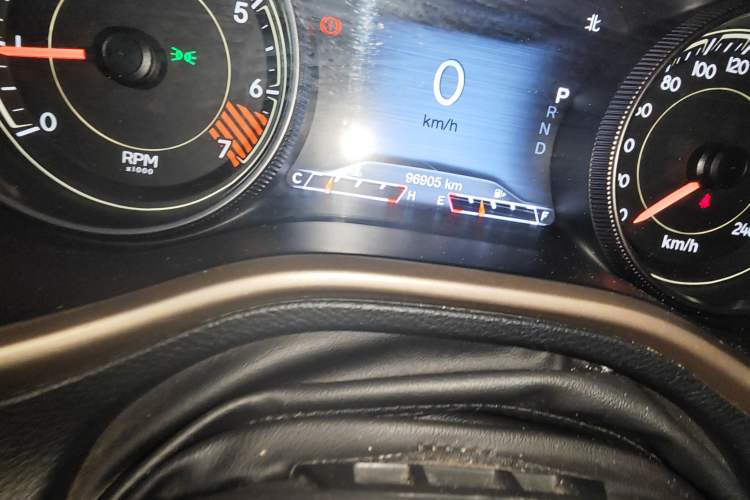 Used Jeep Cherokee 2014 2.4L Luxury Edition Odometer Close Up