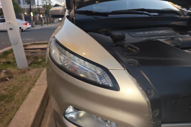 Used Jeep Cherokee 2014 2.4L Luxury Edition Right Front Headlight
