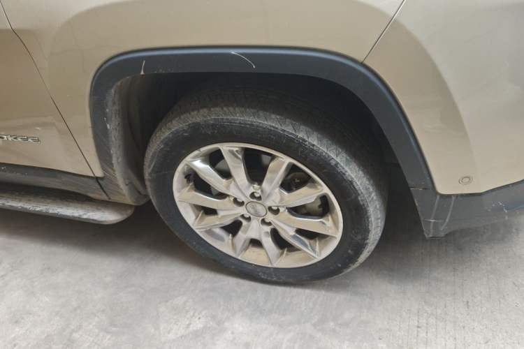Used Jeep Cherokee 2014 2.4L Luxury Edition Right Front Wheel Hub