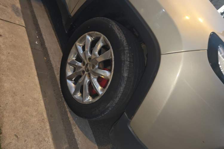 Used Jeep Cherokee 2014 2.4L Luxury Edition Right Front Wheel Hub