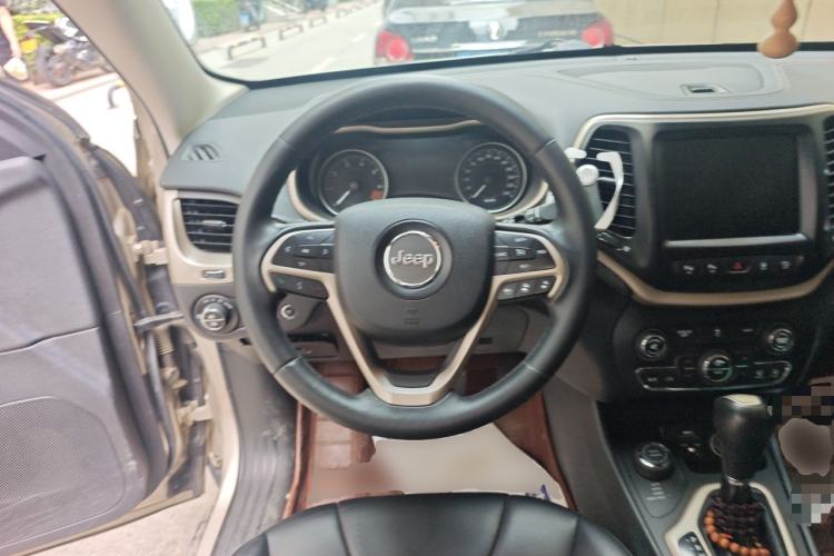 Used Jeep Cherokee 2014 2.4L Luxury Edition Steering Wheel
