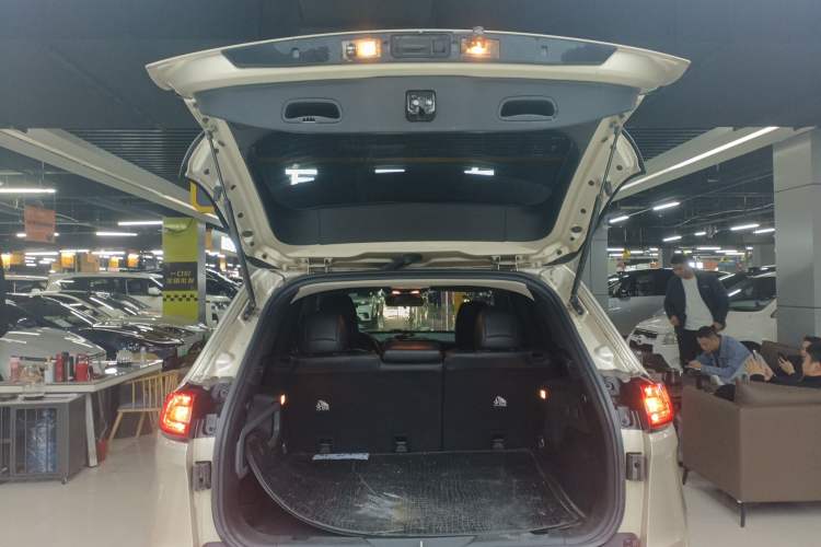 Used Jeep Cherokee 2014 2.4L Urban Edition Trunk