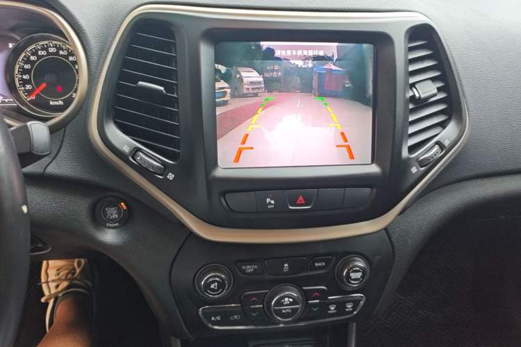 Used Jeep Cherokee 2014 2.4L Luxury Edition Audio And AC Panel