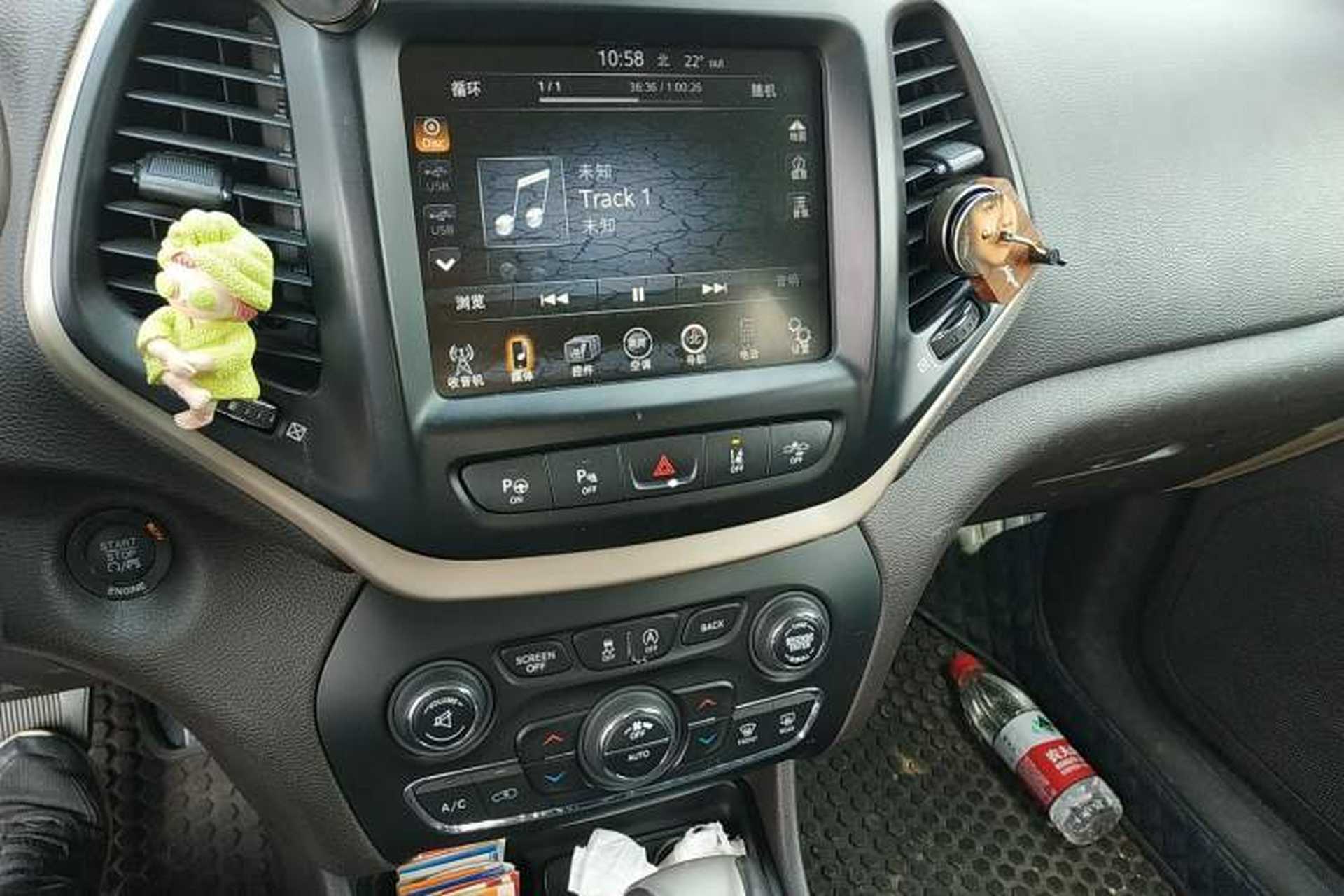 Used Jeep Cherokee 2014 3.2L High-Performance Version Audio And AC Panel