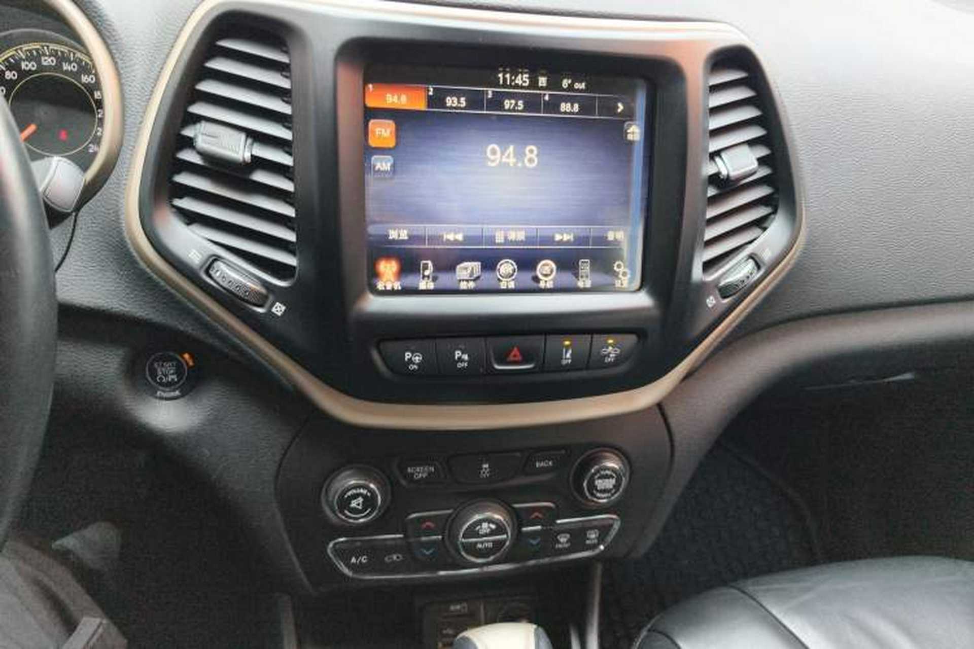 Used Jeep Cherokee 2014 2.4L Luxury Edition Audio And AC Panel