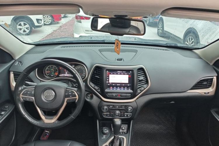 Used Jeep Cherokee 2014 2.4L Luxury Edition Center Console