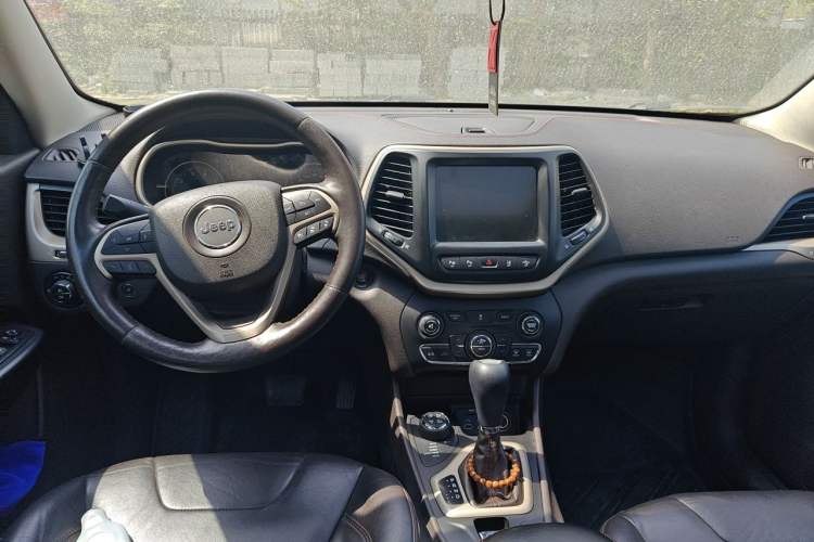 Used Jeep Cherokee 2014 2.4L High-Performance Version Center Console