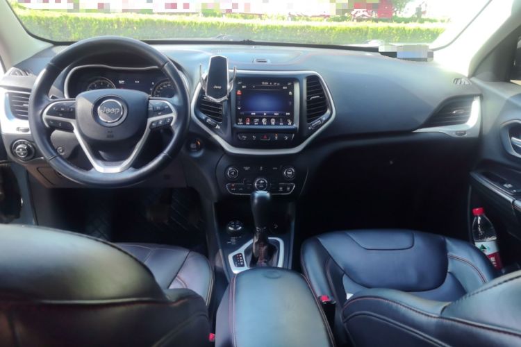 Used Jeep Cherokee 2014 3.2L High-Performance Version Center Console