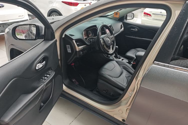 Used Jeep Cherokee 2014 2.4L Luxury Edition Driver Seat