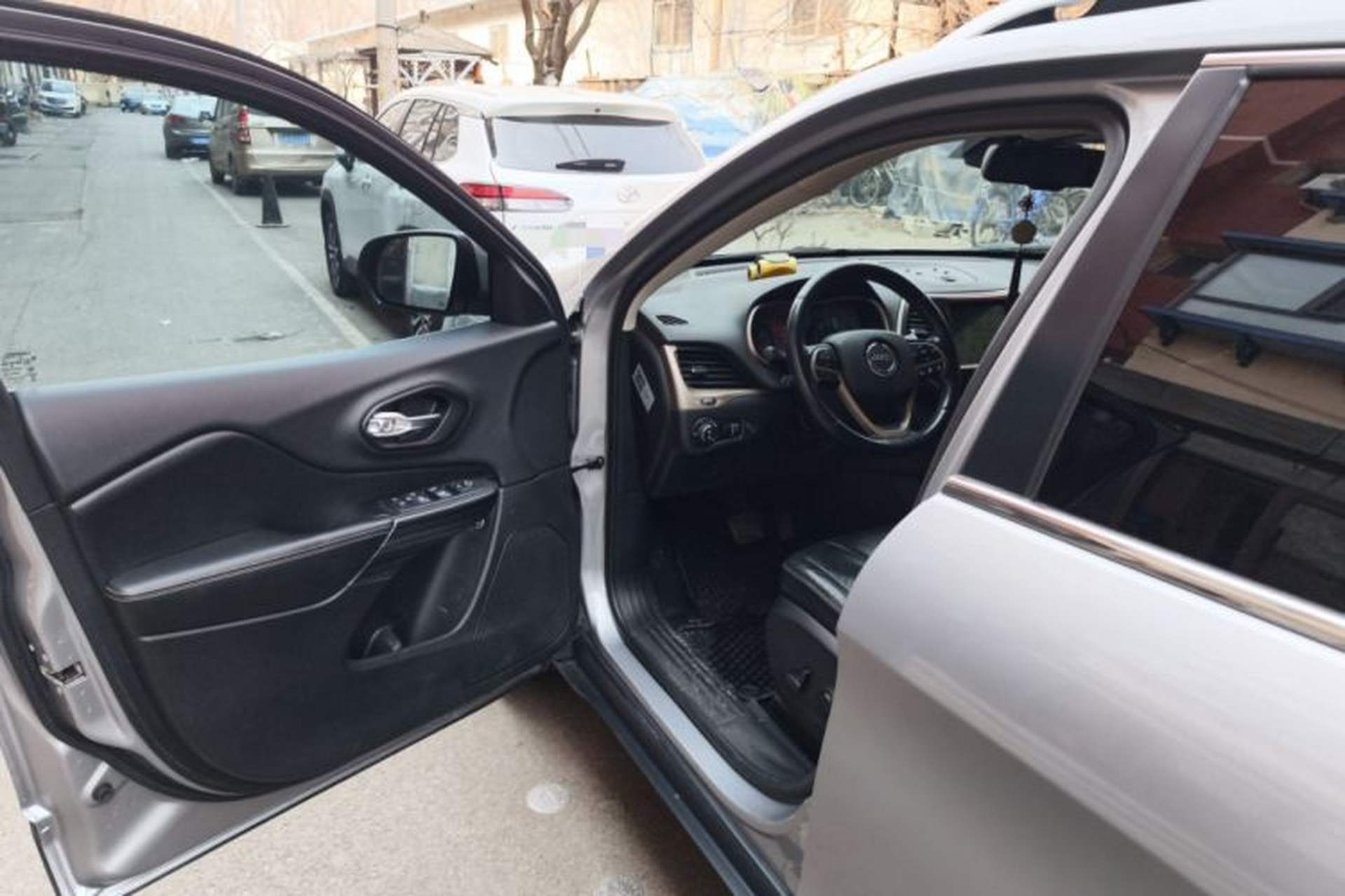 Used Jeep Cherokee 2014 2.4L Luxury Edition Driver Seat