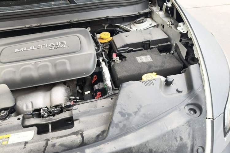 Used Jeep Cherokee 2014 2.4L High-Performance Version Engine Bay Left