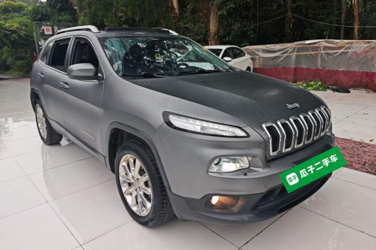 Used Jeep Cherokee 2014 2.4L Luxury Edition Front Right 45 Deg