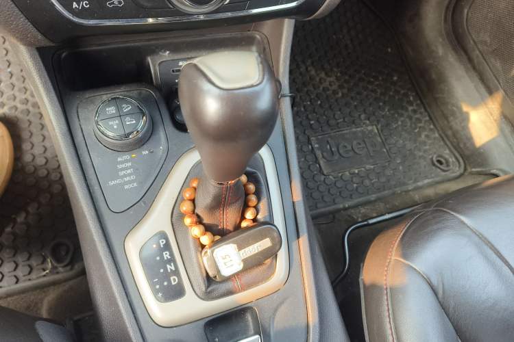 Used Jeep Cherokee 2014 3.2L High-Performance Version Gear Lever
