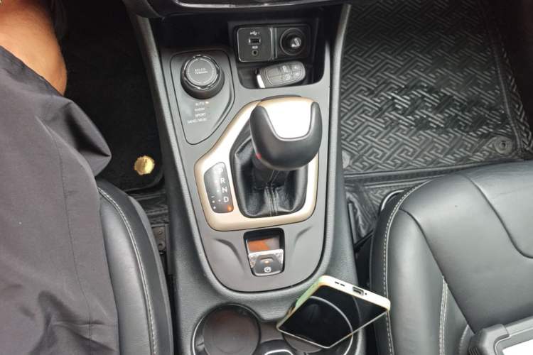 Used Jeep Cherokee 2014 2.4L Luxury Edition Gear Lever