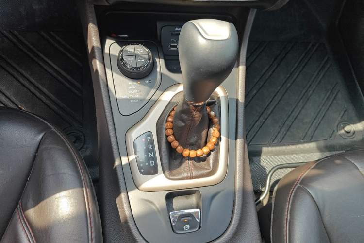 Used Jeep Cherokee 2014 2.4L High-Performance Version Gear Lever