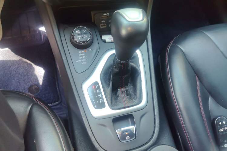 Used Jeep Cherokee 2014 3.2L High-Performance Version Gear Lever