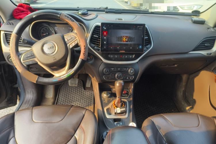 Used Jeep Cherokee 2014 3.2L High-Performance Version Interior 2