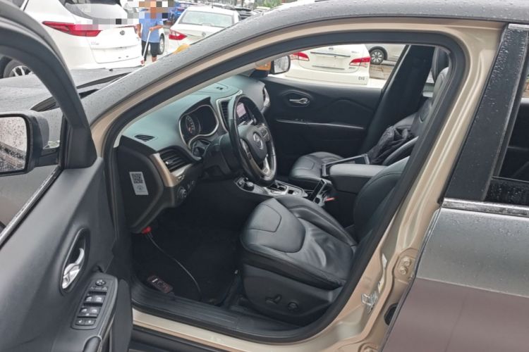Used Jeep Cherokee 2014 2.4L Luxury Edition Left Front Seat