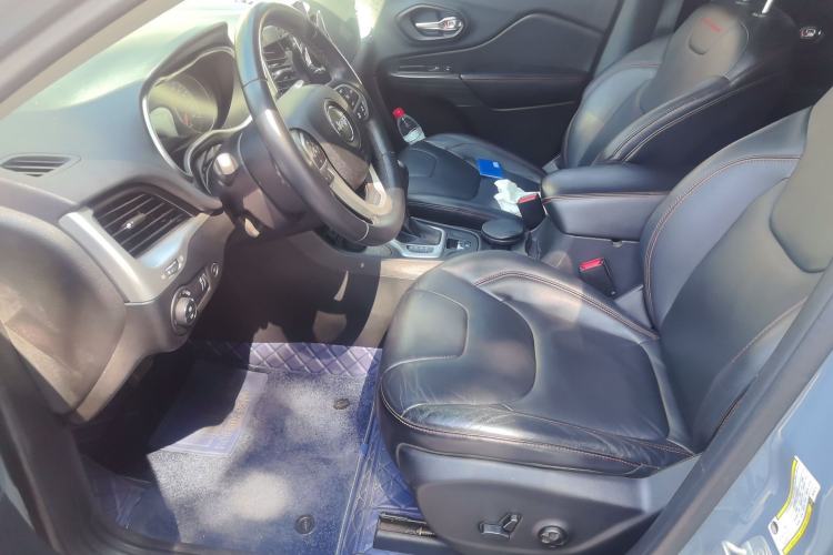 Used Jeep Cherokee 2014 3.2L High-Performance Version Left Front Seat