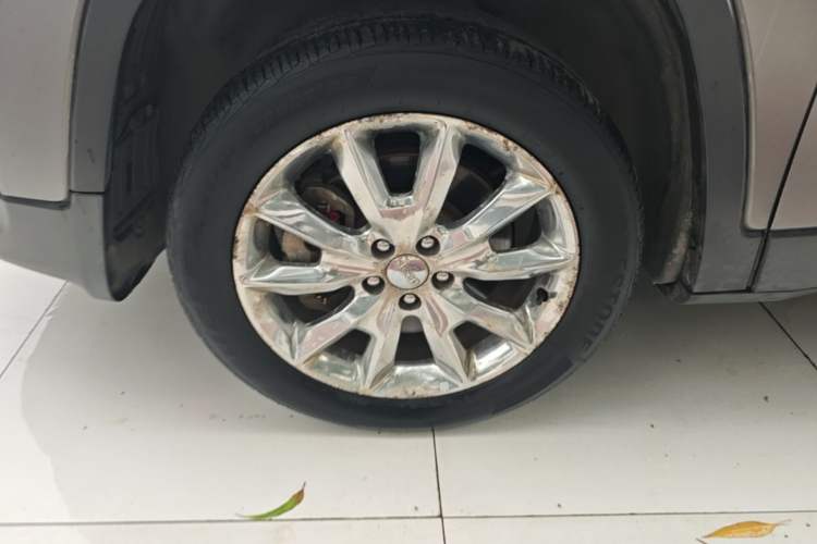 Used Jeep Cherokee 2014 2.4L Luxury Edition Left Front Wheel Hub