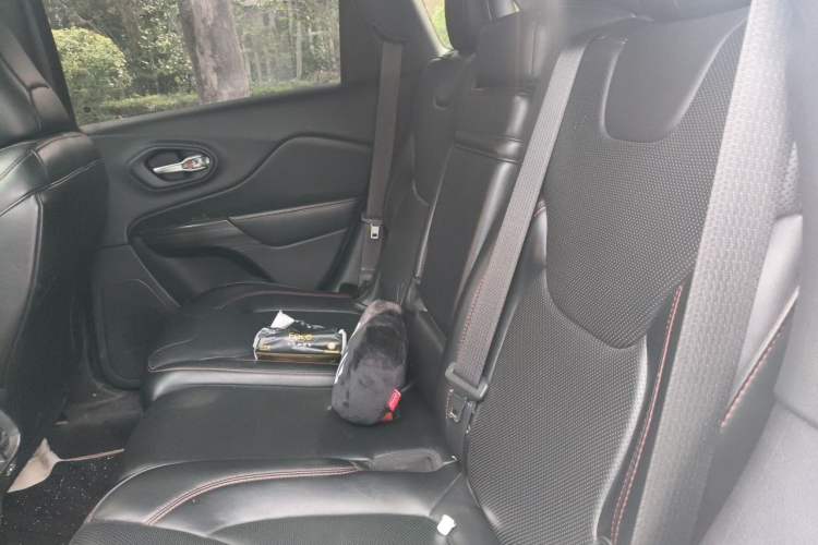 Used Jeep Cherokee 2014 2.4L High-Performance Version Left Rear Seat