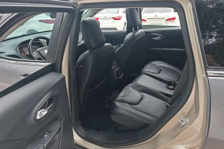 Used Jeep Cherokee 2014 2.4L Luxury Edition Left Rear Seat