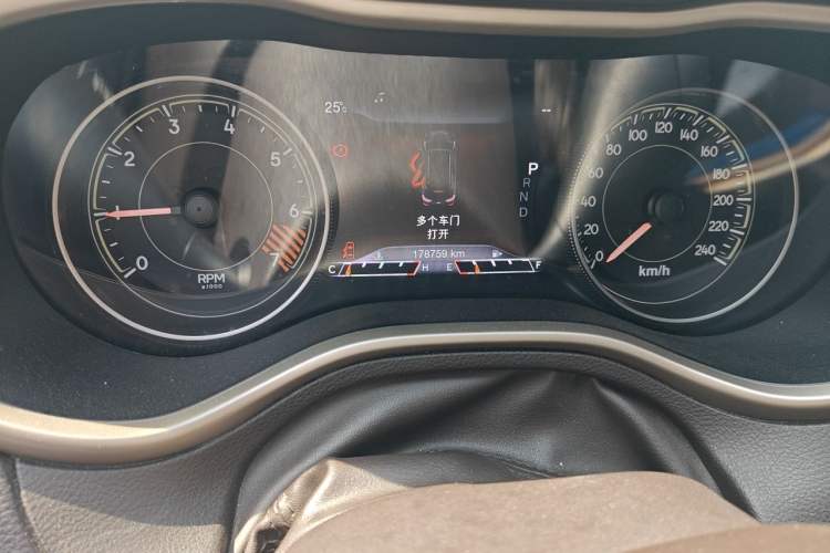 Used Jeep Cherokee 2014 2.4L High-Performance Version Odometer Close Up